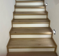 Bukoma schody z vinylu s bilou podstupnici Dub natur light